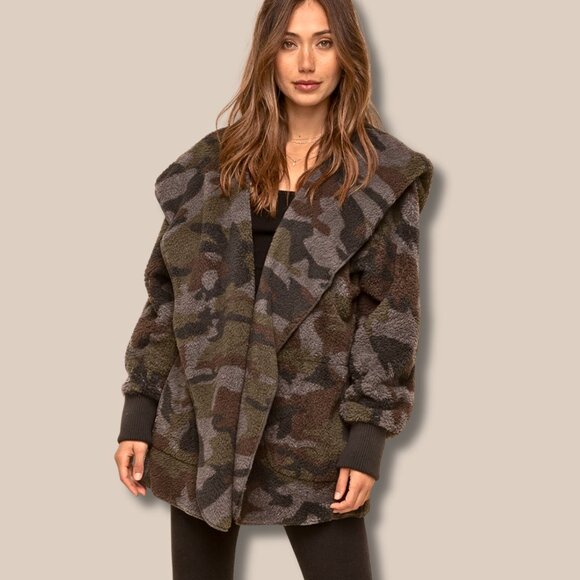 NEW Boutique Hooded Camo Teddy Jacket Cozy Sherpa Fleece Weekend Furry Soft Warm - Picture 1 of 8